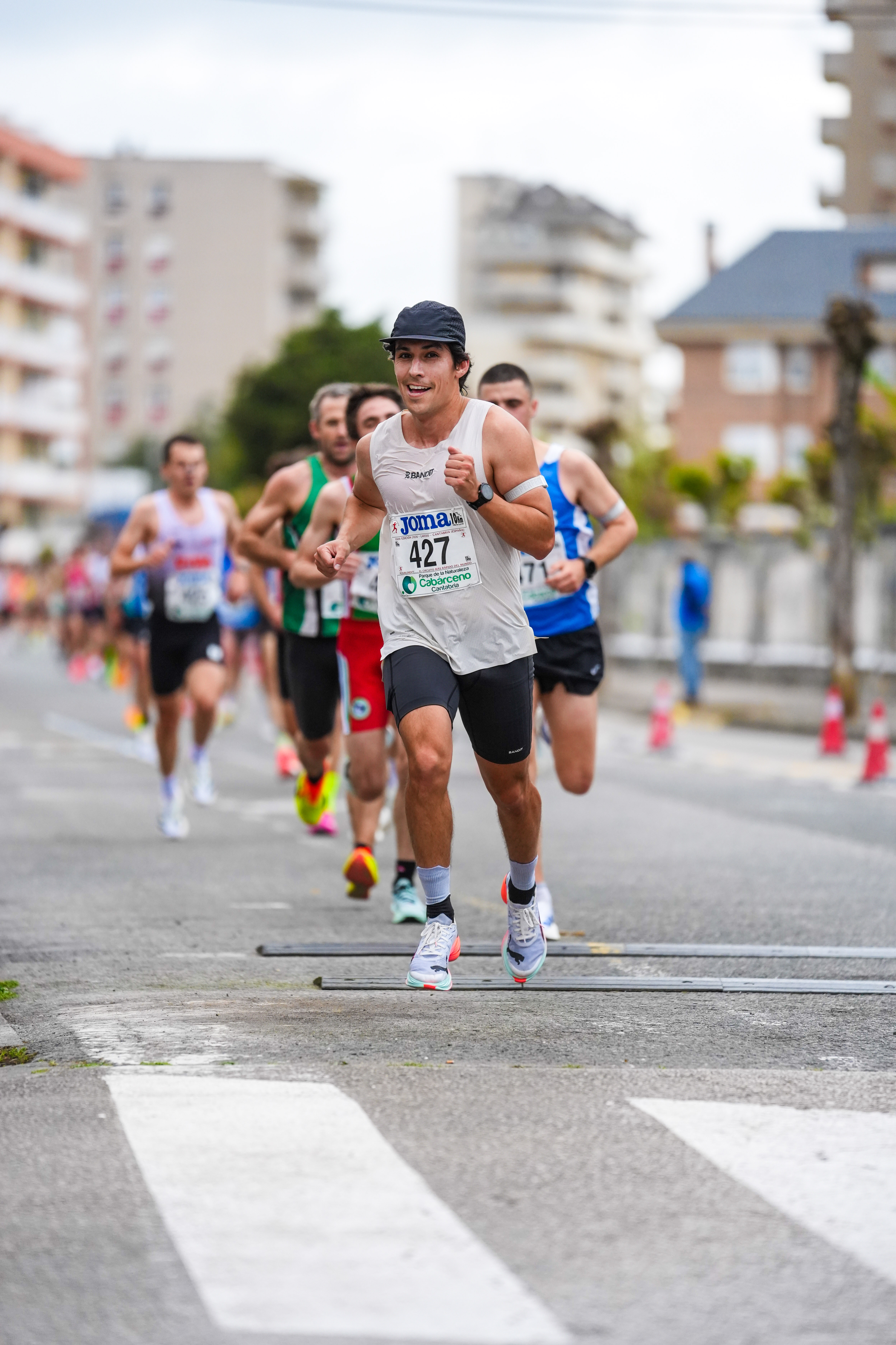 Carlos Magaña corriendo con camiseta negra